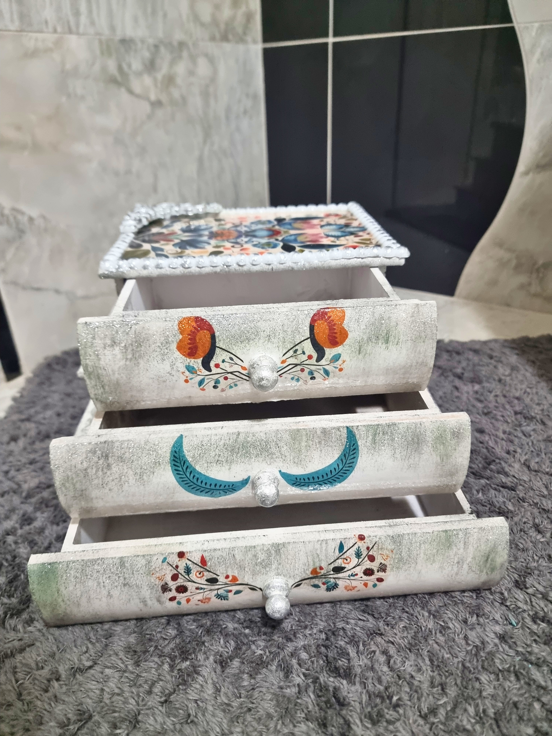 El Emeğiyle Yeniden Doğan Ahşap Takı Kutusu